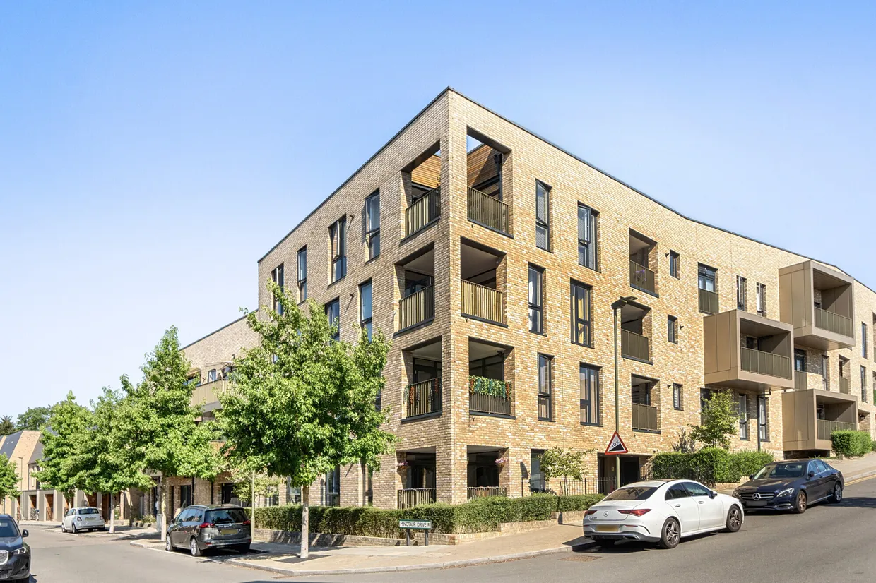 2 Dollis Valley Drive, High Barnet, EN5 photo 1