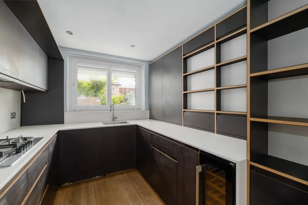 Celandine Close, E14 photo 2