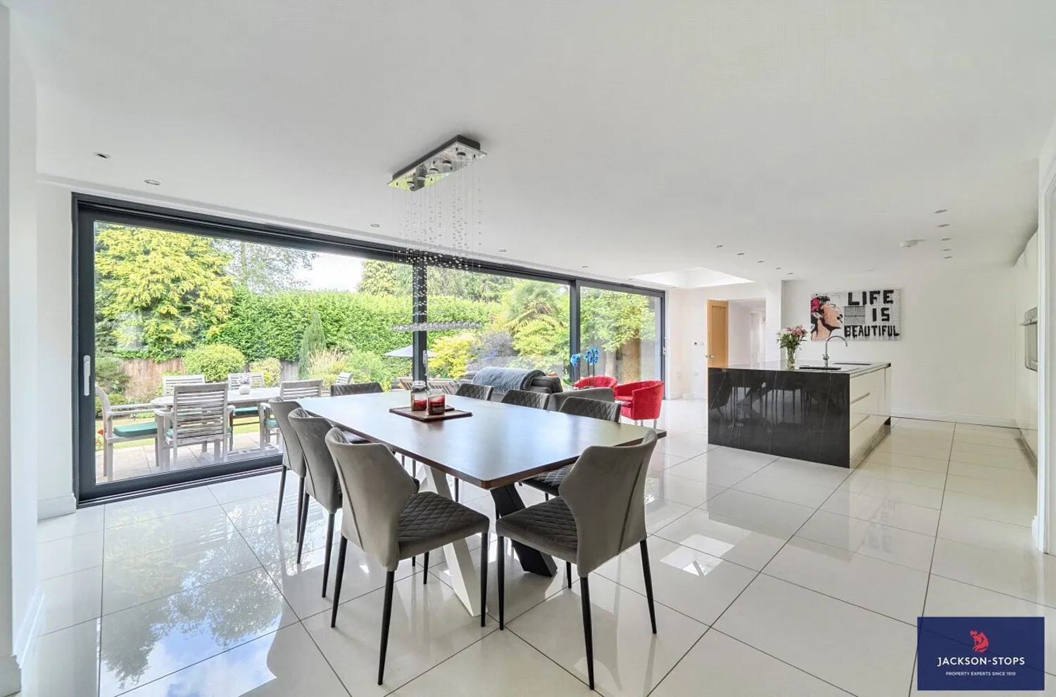 Mentone Avenue, Aspley Guise, MK17 photo 4