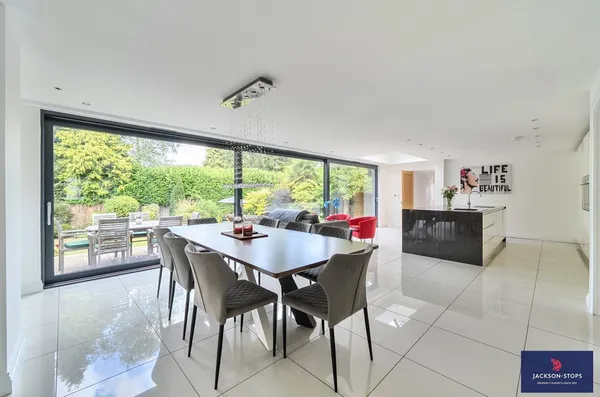 Mentone Avenue, Aspley Guise, MK17 photo 4