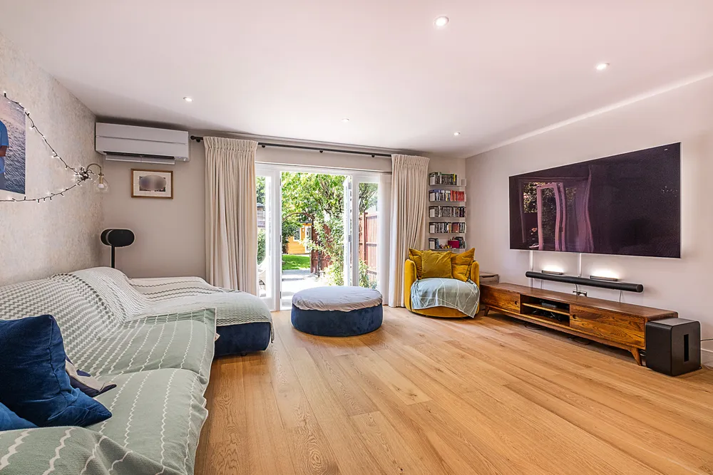 Albany Passage, Richmond, TW10