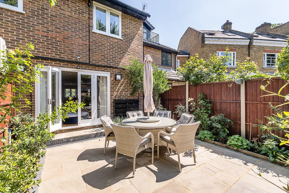 Albany Passage, Richmond, TW10