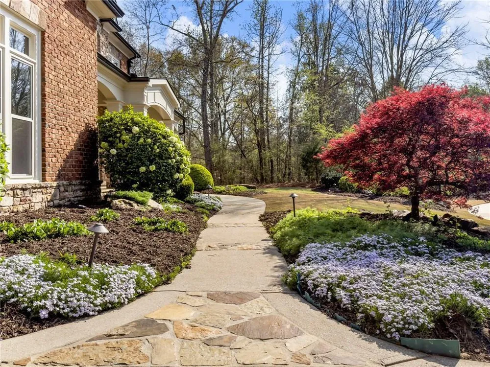 2279 Weeping Oak Dr, Braselton, GA 30517