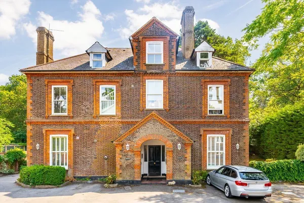 Elgin Road, Weybridge, KT13 photo 1
