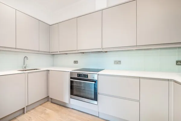 Elgin Road, Weybridge, KT13 photo 3