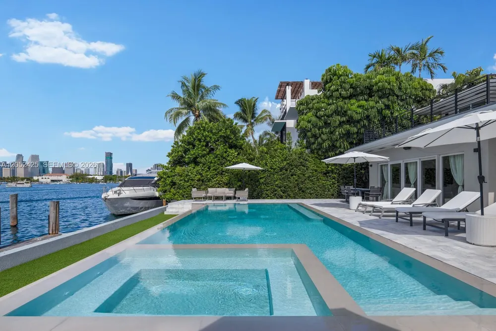 1300 S Venetian Way, Miami, FL 33139