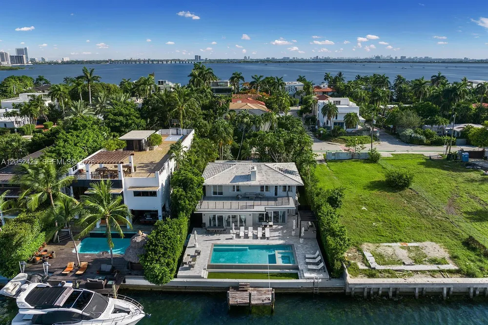 1300 S Venetian Way, Miami, FL 33139
