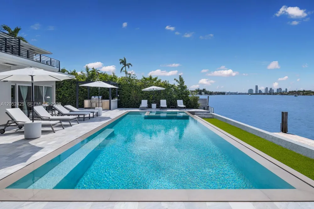 1300 S Venetian Way, Miami, FL 33139