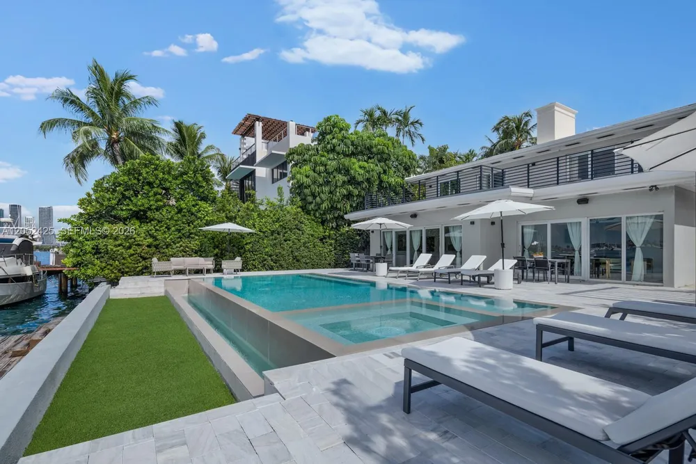 1300 S Venetian Way, Miami, FL 33139
