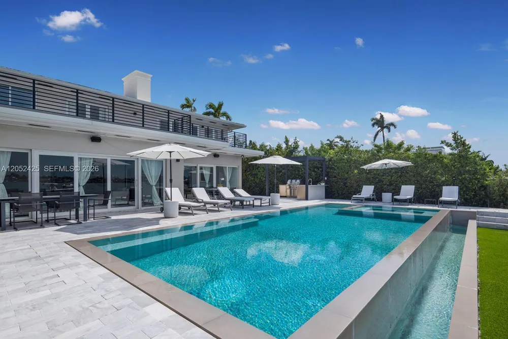 1300 S Venetian Way, Miami, FL 33139