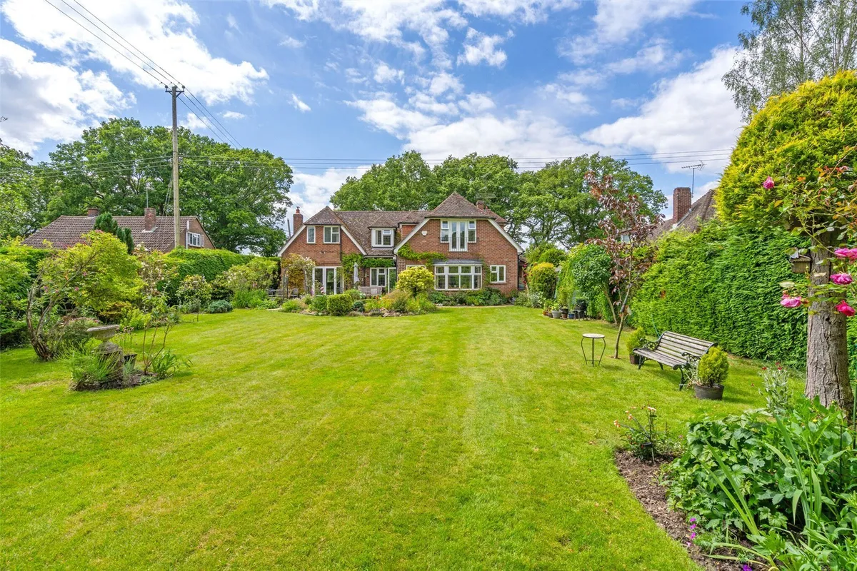 Burnt Oak, Little London, RG26
