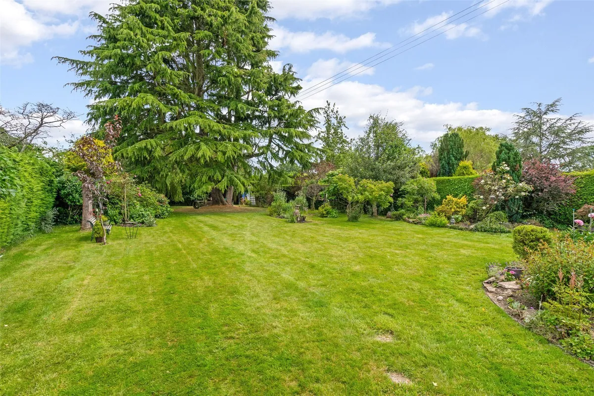 Burnt Oak, Little London, RG26