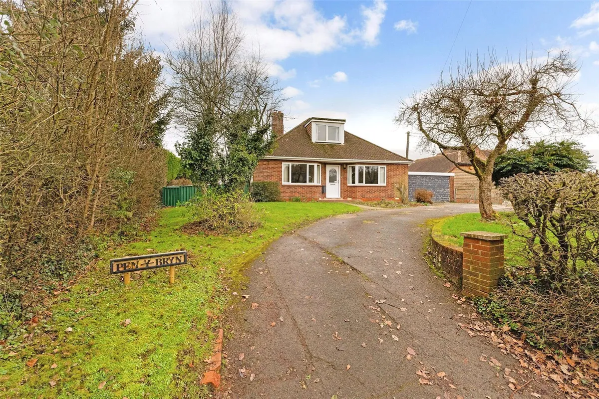 Pen-Y-Bryn, Monk Sherborne, RG26