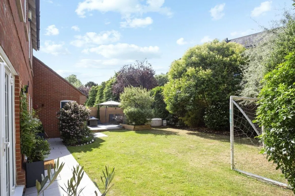 Otterbourne Walk, Sherfield On Loddon, Hook, RG27
