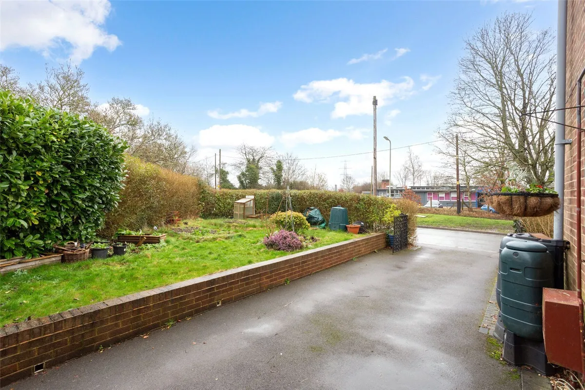Moat Close, Bramley, RG26