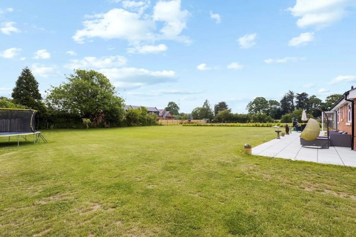 Strawberry View, Pamber End, RG26