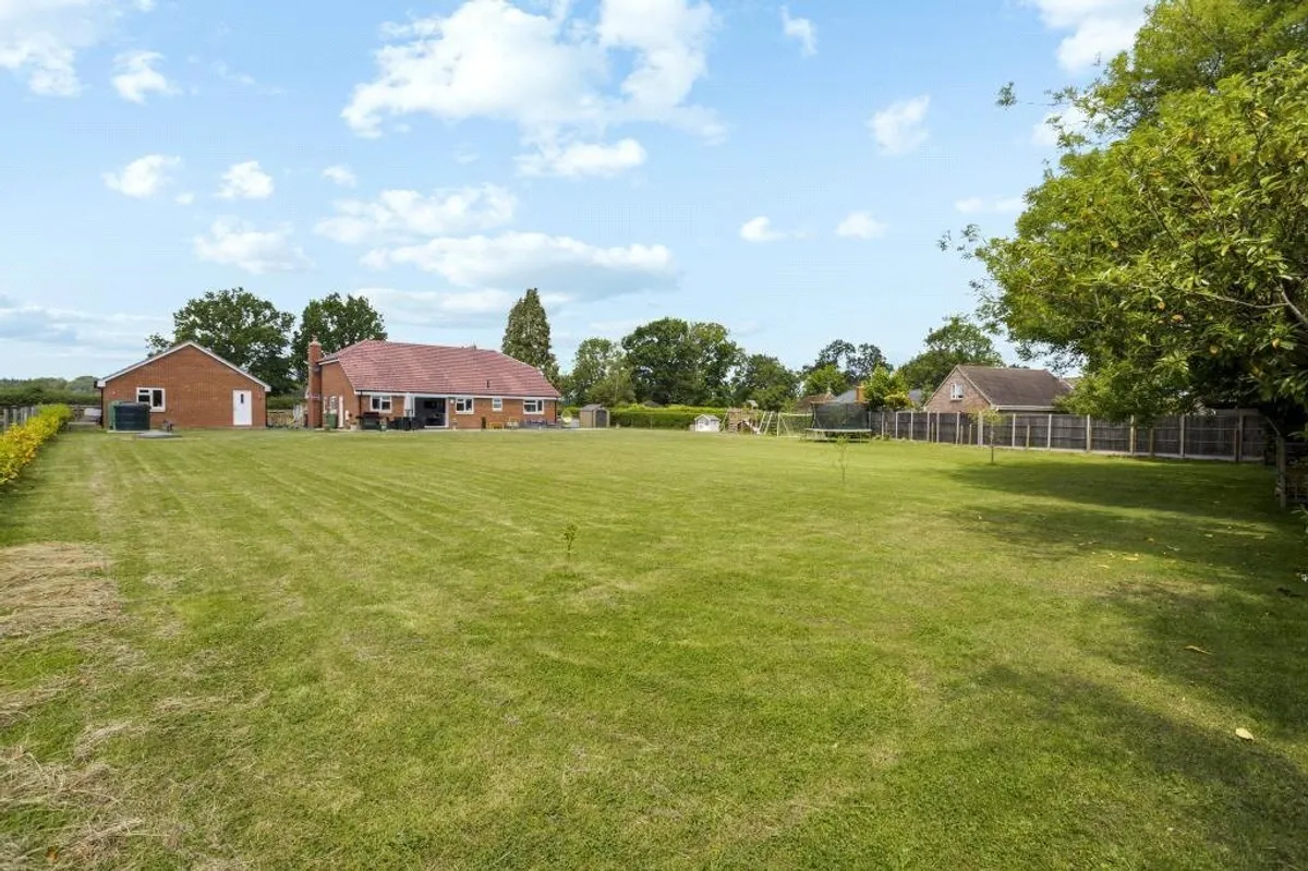 Strawberry View, Pamber End, RG26