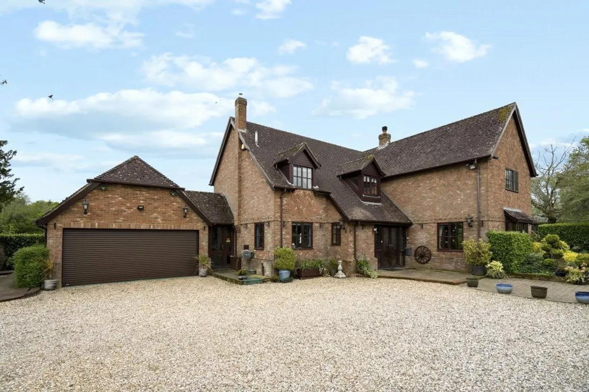 Chapel Lane, Wolverton Common, RG26