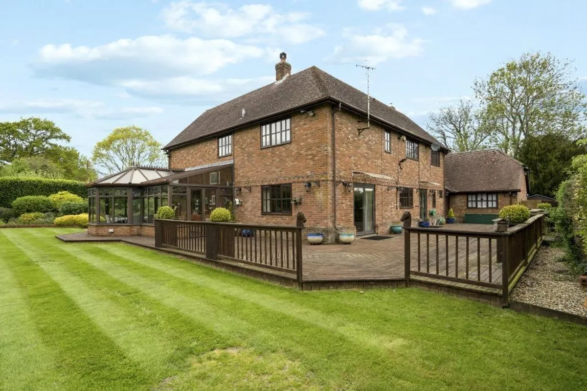 Chapel Lane, Wolverton Common, RG26