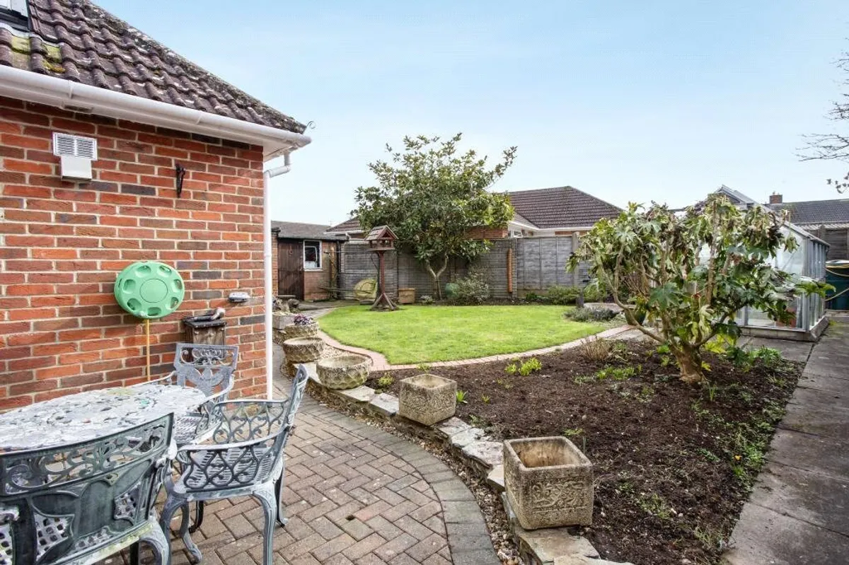 Salisbury Gardens, Basingstoke, RG22