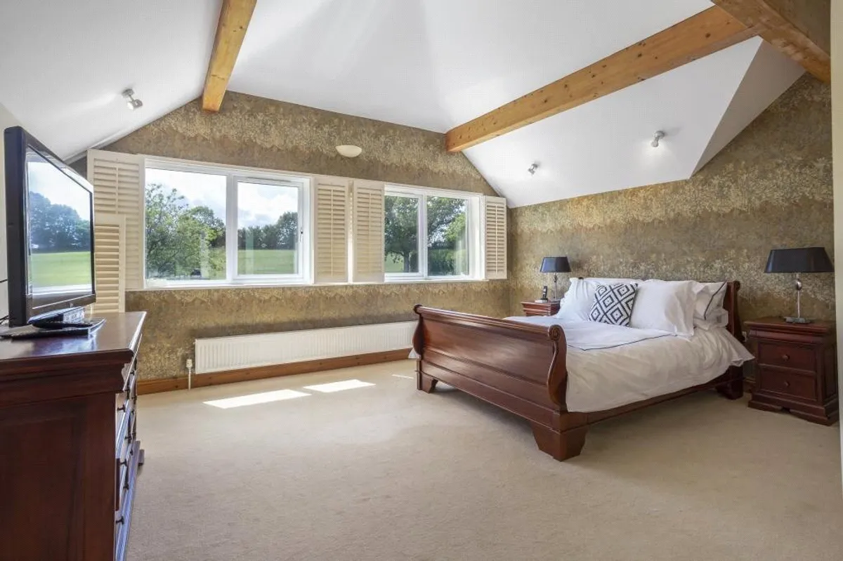 Four Oaks, Oakley, RG23