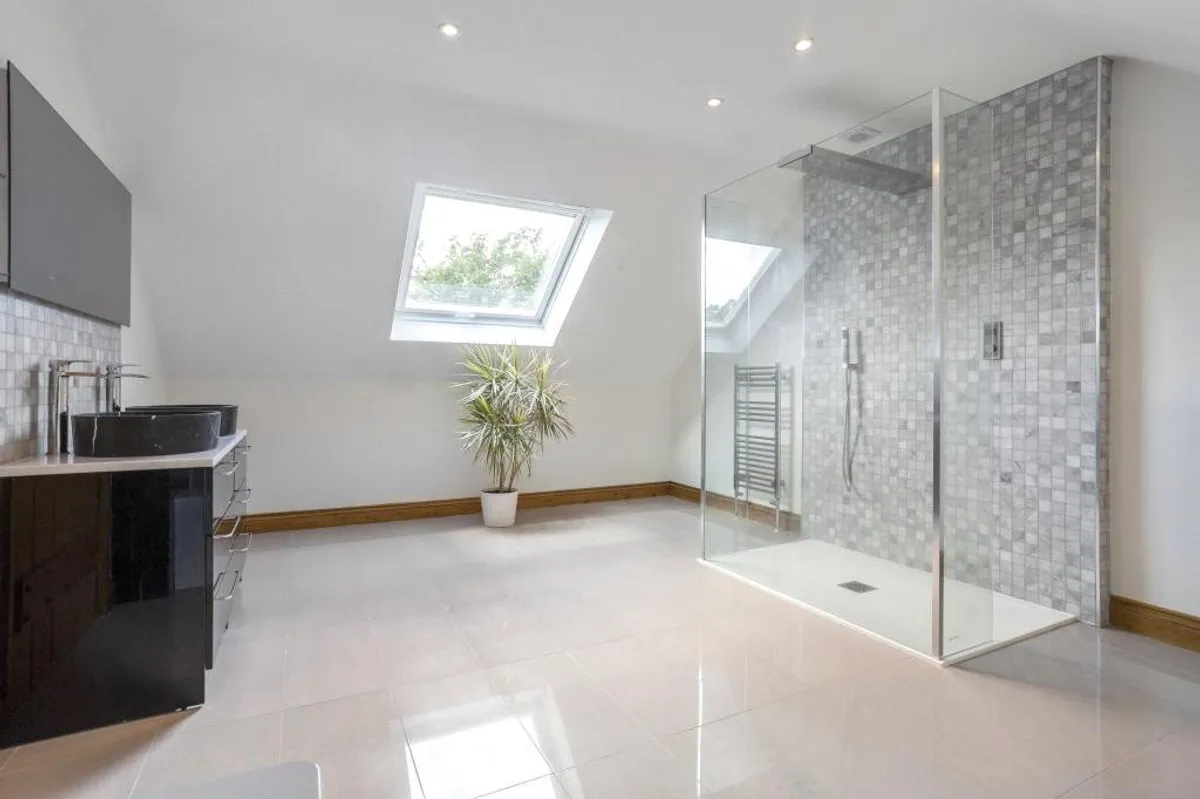 Four Oaks, Oakley, RG23