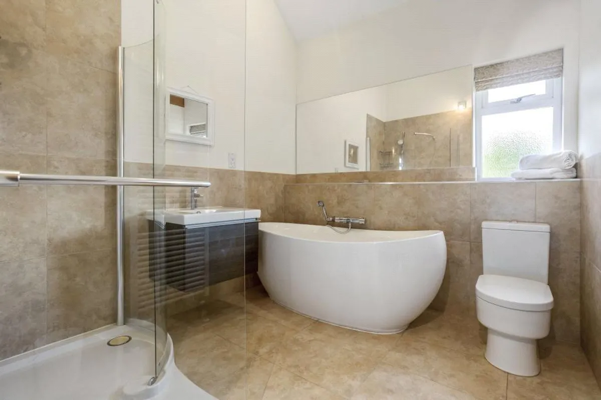 Four Oaks, Oakley, RG23
