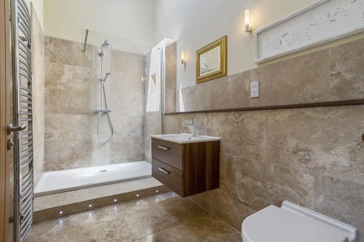 Four Oaks, Oakley, RG23