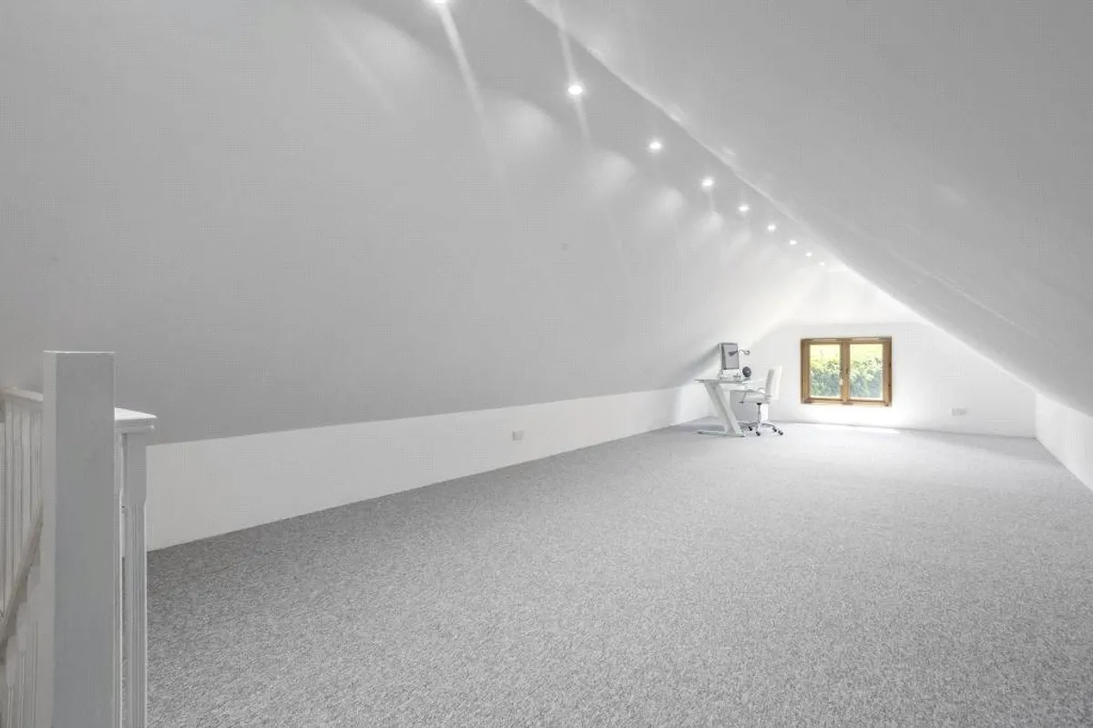 Four Oaks, Oakley, RG23