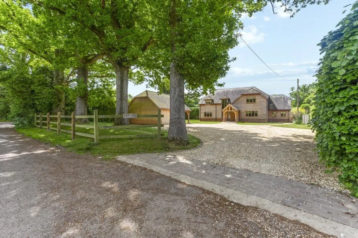 Four Oaks, Oakley, RG23