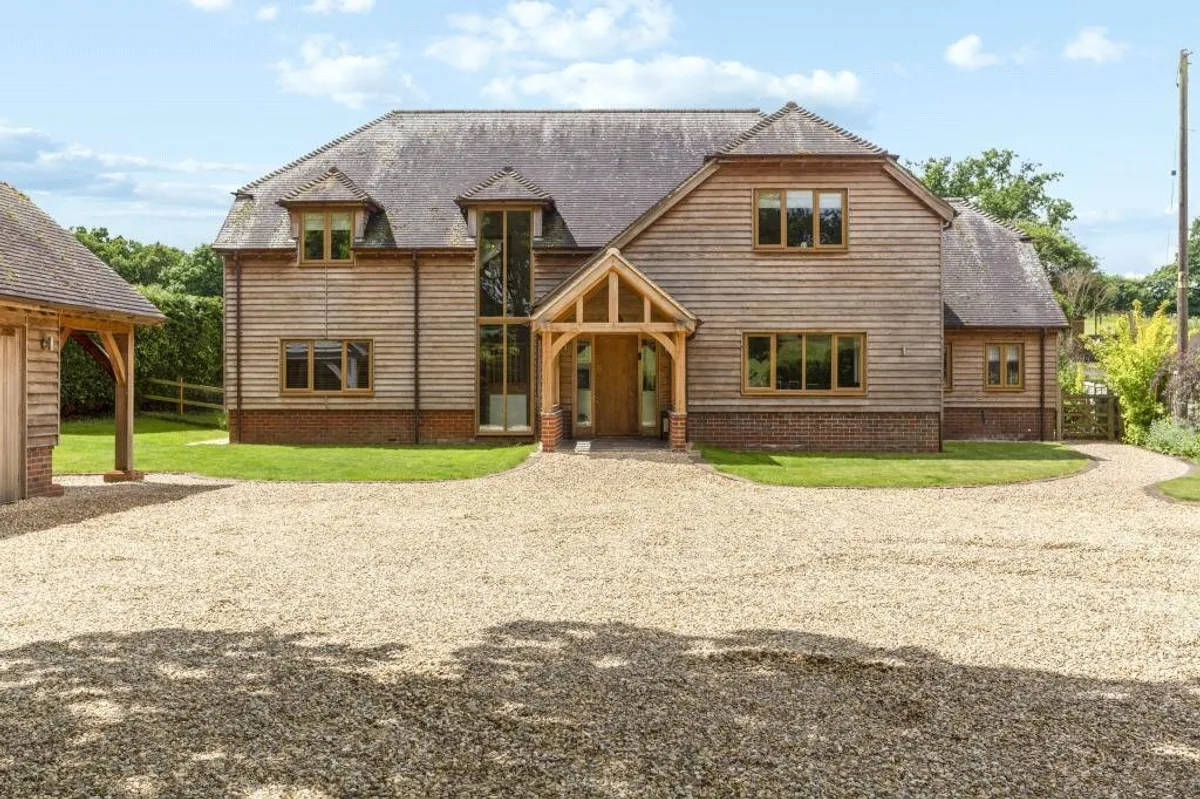 Four Oaks, Oakley, RG23