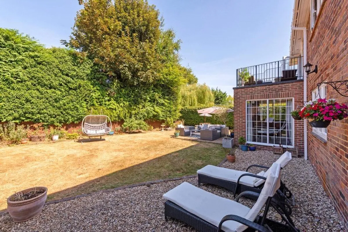 Neville Close, Basingstoke, RG21