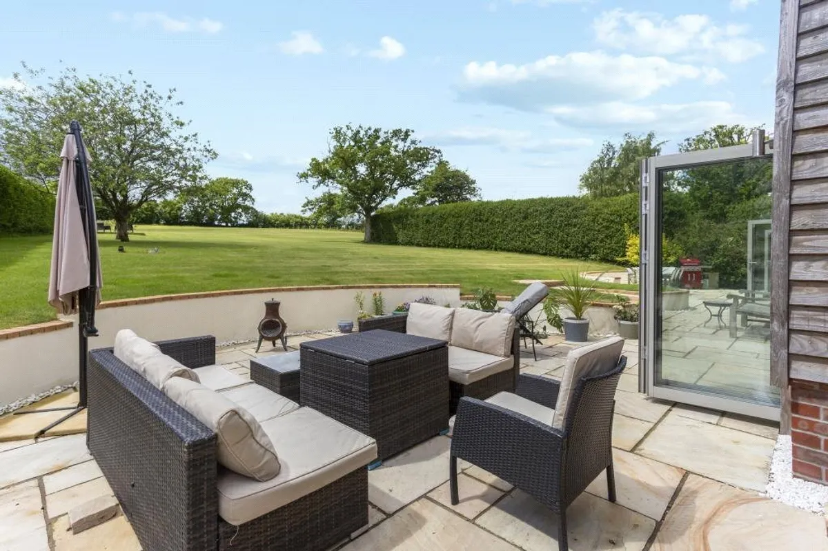 Four Oaks, Oakley, RG23