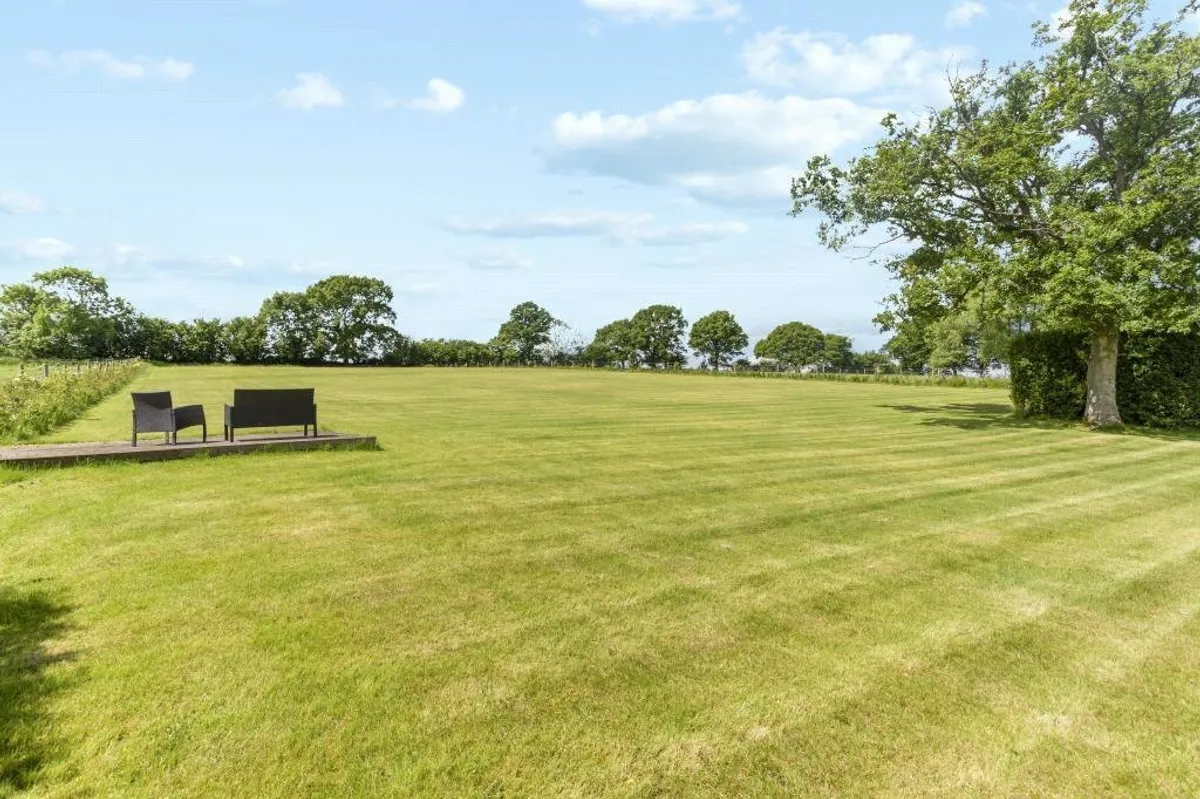 Four Oaks, Oakley, RG23