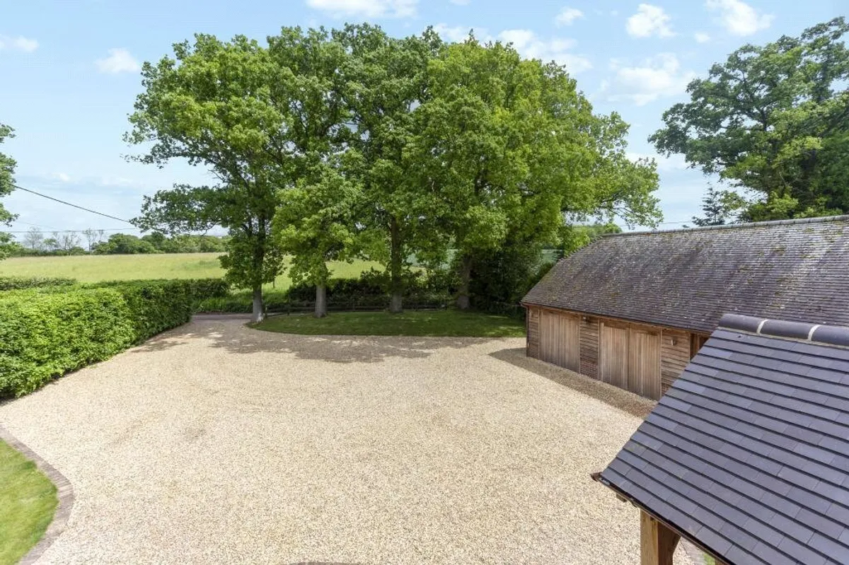 Four Oaks, Oakley, RG23