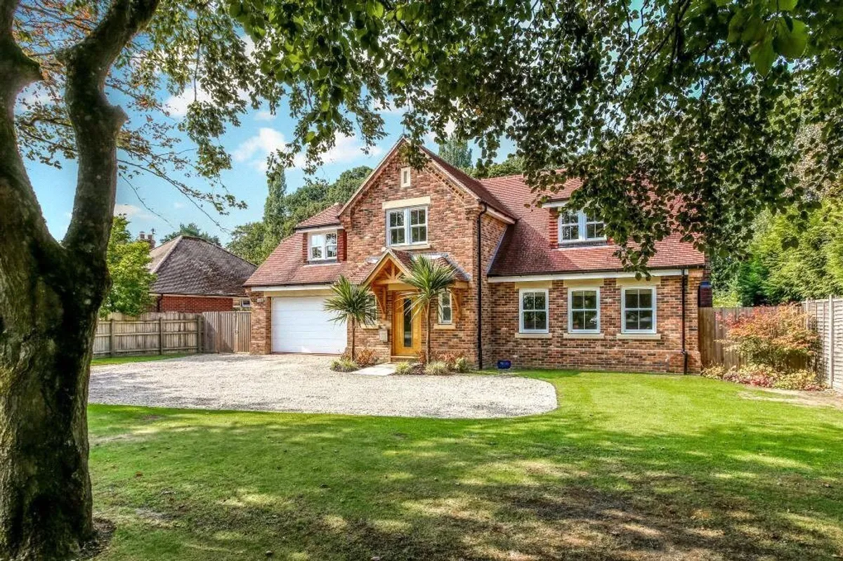 Greenwoods, Bramley, RG26
