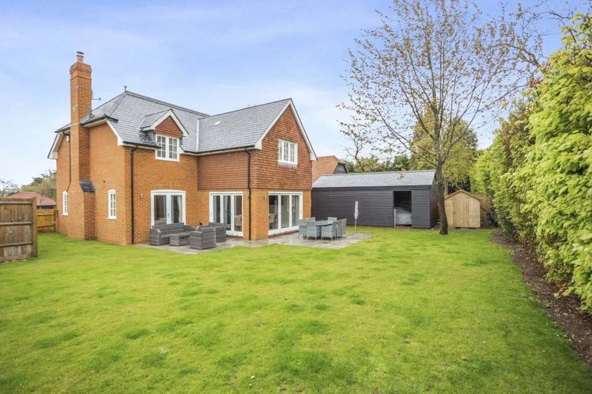 Folletts Close, Oakley, RG23