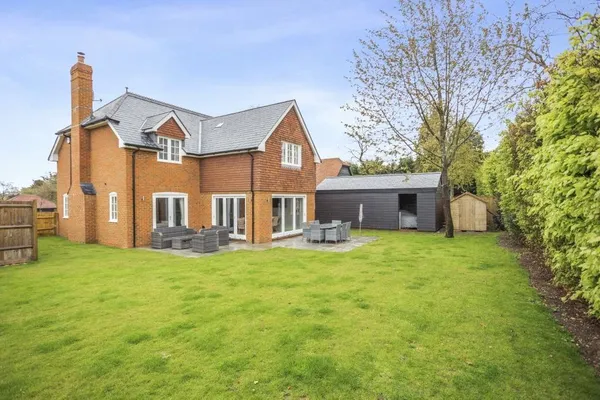 Folletts Close, Oakley, RG23