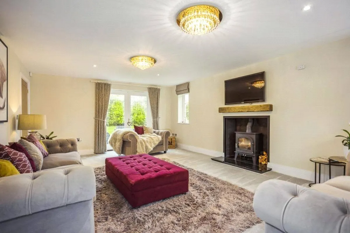 Folletts Close, Oakley, RG23