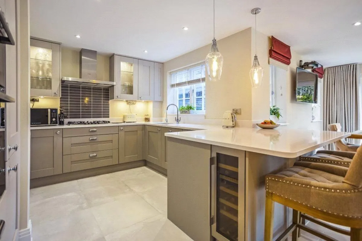 Folletts Close, Oakley, RG23