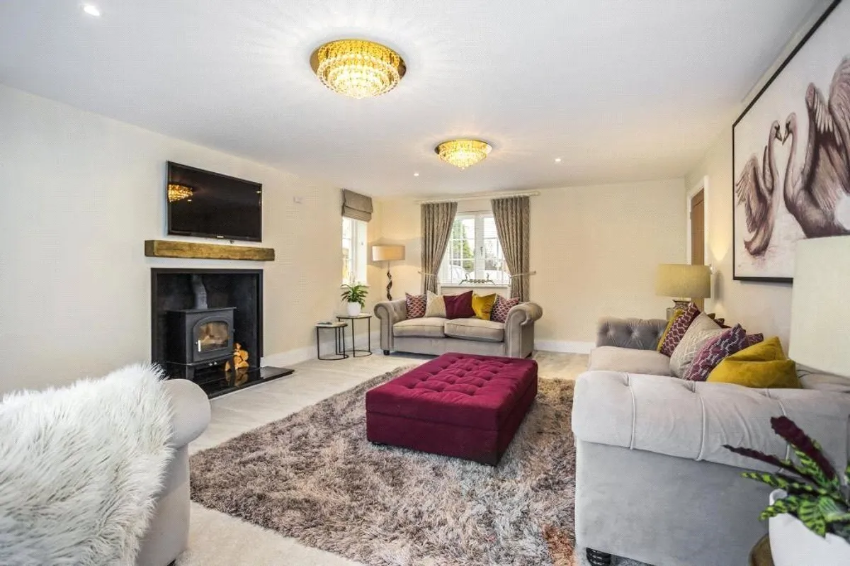 Folletts Close, Oakley, RG23