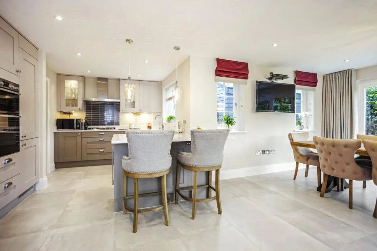 Folletts Close, Oakley, RG23