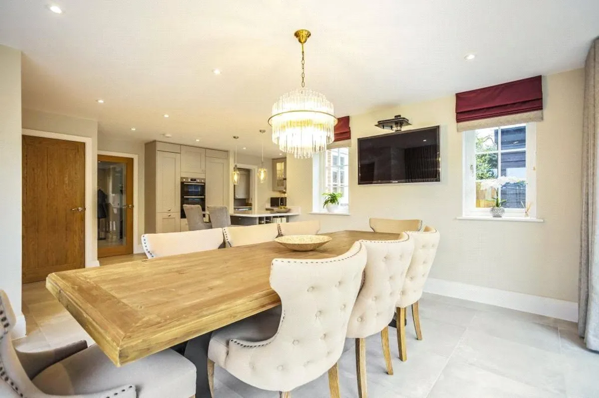 Folletts Close, Oakley, RG23