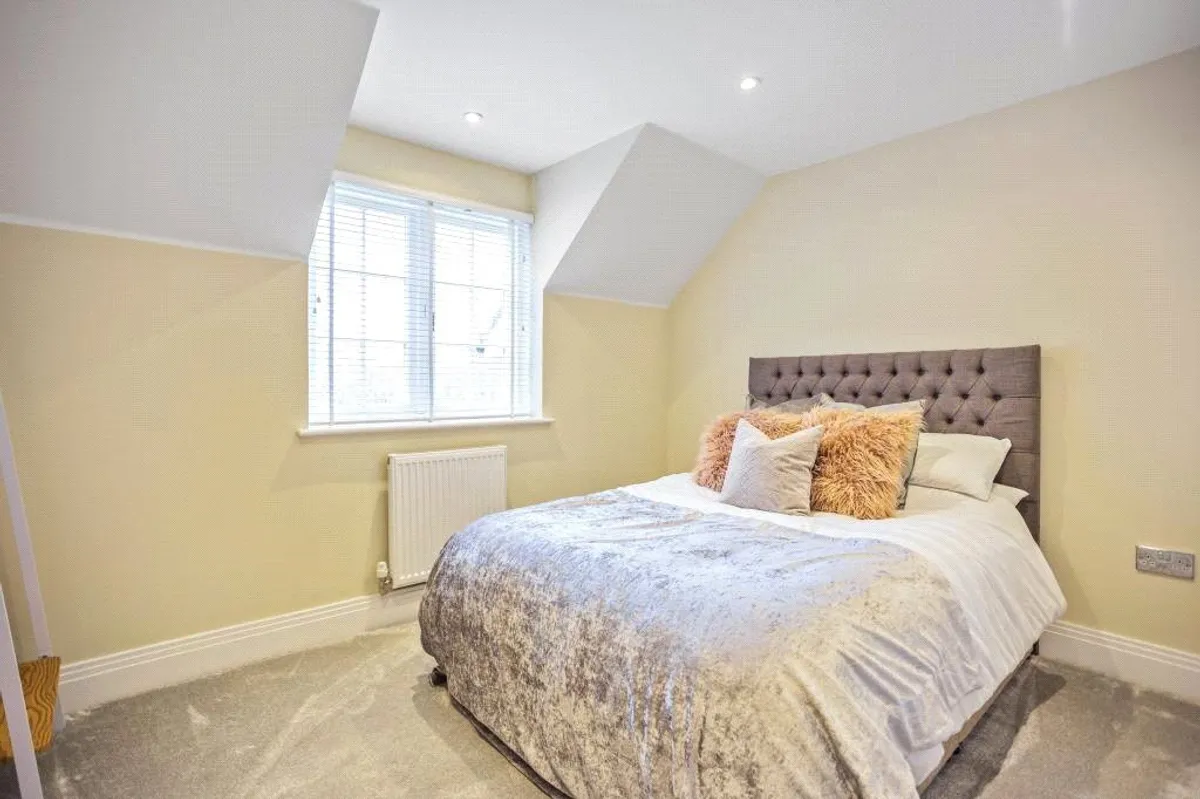 Folletts Close, Oakley, RG23