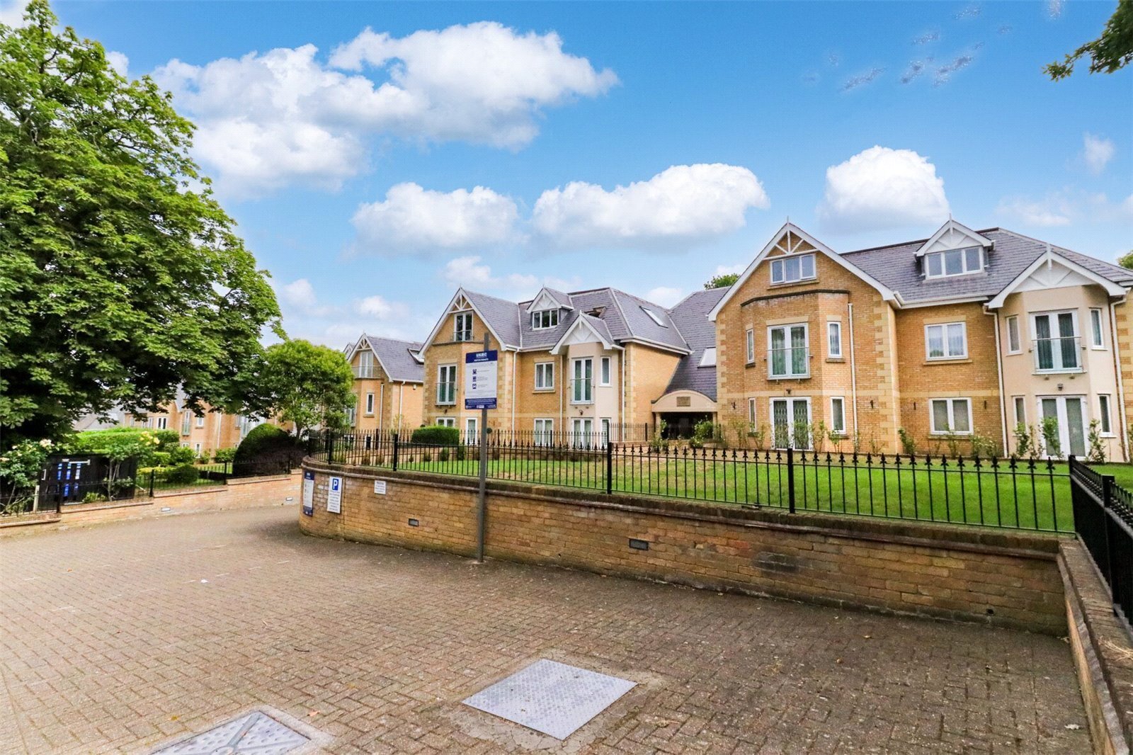 Slades Hill, Enfield, Middlesex, EN2 Image 3