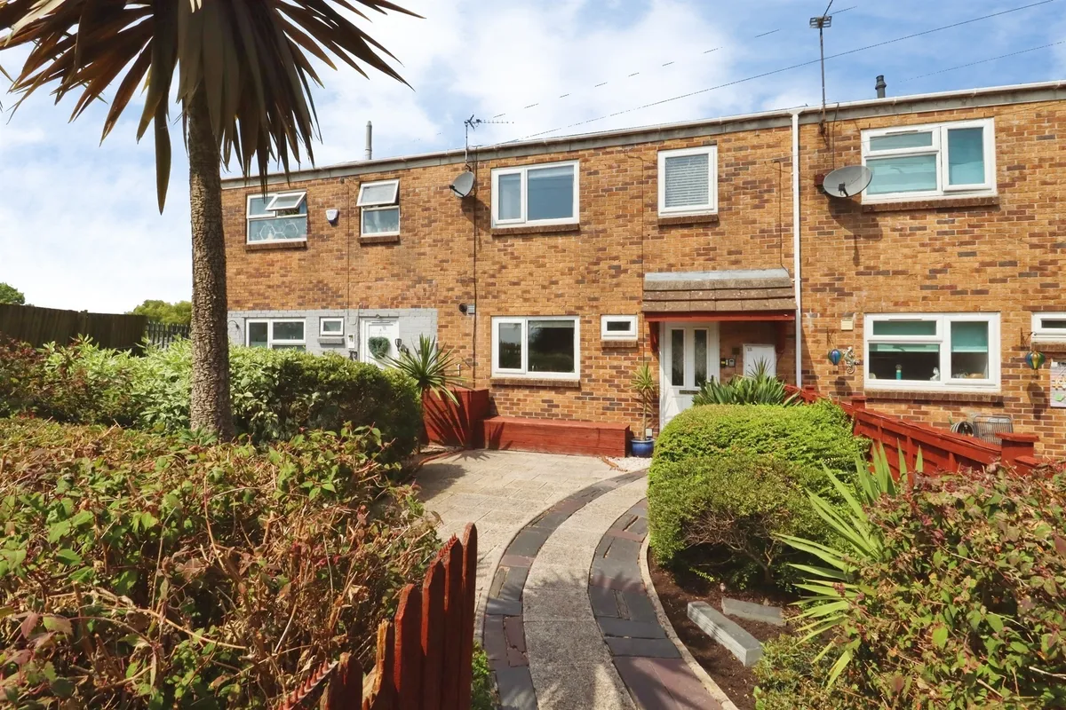Aeron Close, Barry
