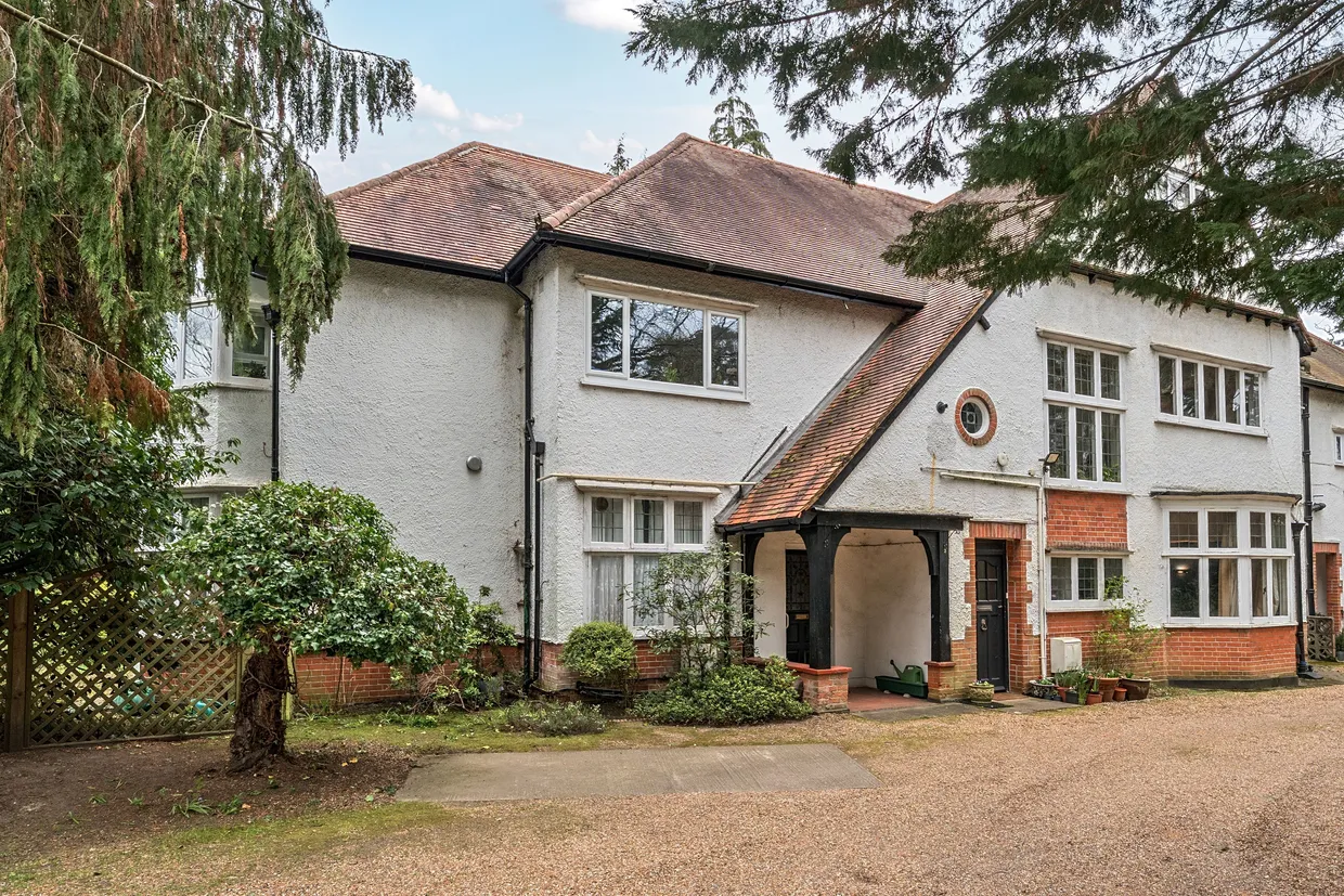 Old Woking Road, West Byfleet, KT14 photo 1
