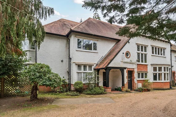 Old Woking Road, West Byfleet, KT14