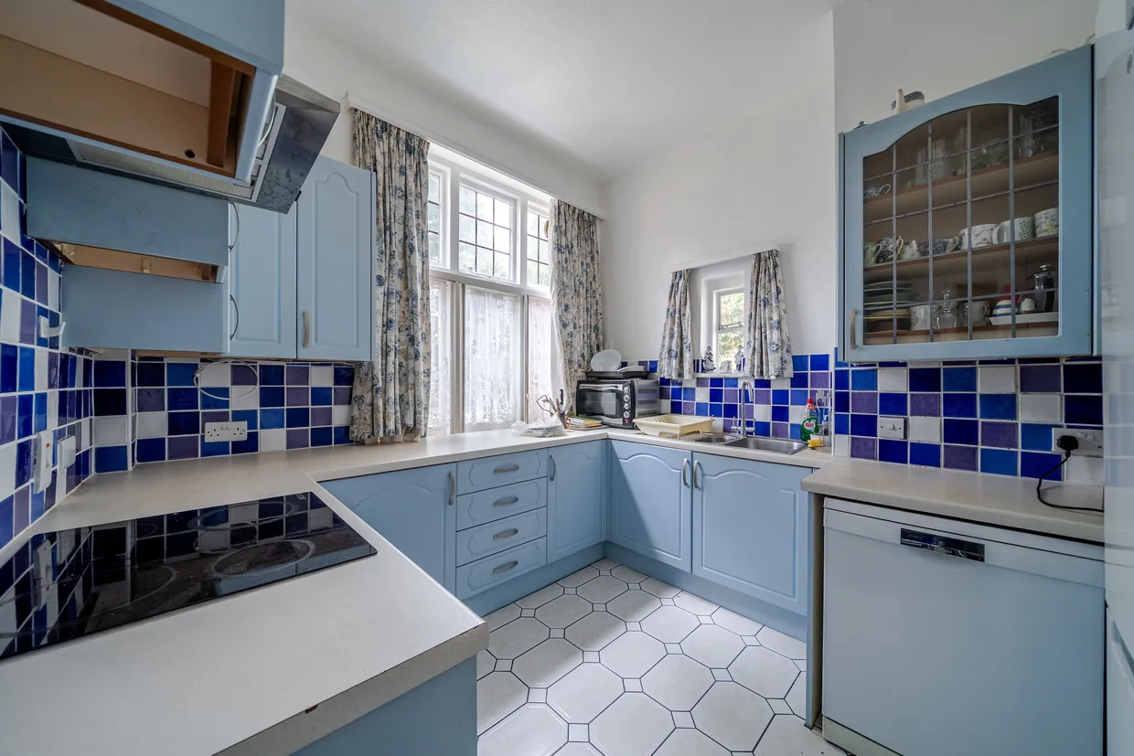 Old Woking Road, West Byfleet, KT14 photo 3