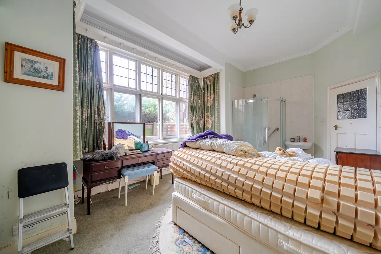 Old Woking Road, West Byfleet, KT14 photo 9